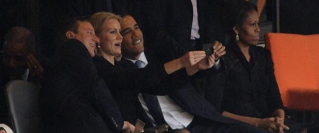 La autofoto de Obama, Cameron y Schmidt en el funeral de Mandela