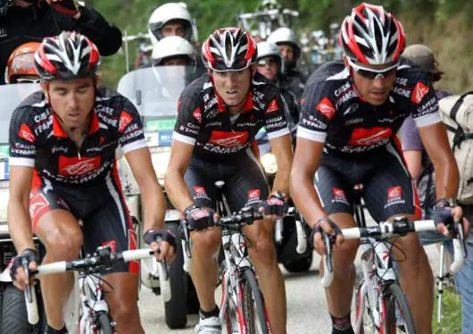 Alejanadro Valvede junto a sus compañeros del Caisse d´Epargne al comienzo de la decimocuarta etapa del Tour - AFP - 22/07/2007