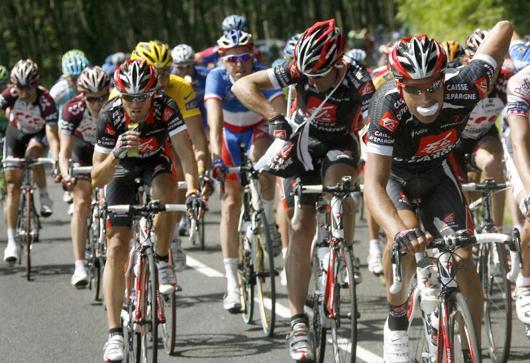Alejandro Valverde en las primeras posiciones del pelotón durante la quinta etapa del Tour de Francia, disputada entre las localidades de Chablis y Autun, con 182,5 kilómetros de recorrido. - EFE - 12/07/2007