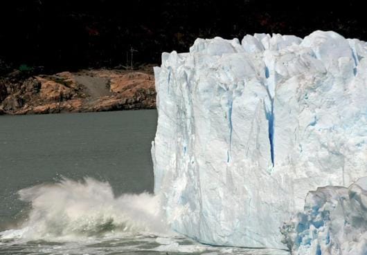 Buena parte del agua del planeta está, congelada, en los casquetes polares, aunque el calentamiento global va derritiendo el hielo. El glaciar Argentino Perito Moreno, como otros en Sudamérica, se ha visto menguado.   - EFE - 19/03/2007
