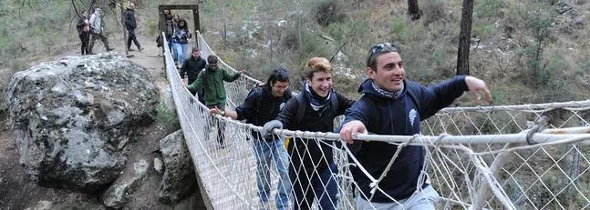 Senderistas cruzan el puente sobre el barranco de Leyva.:: Guillermo Carrión
