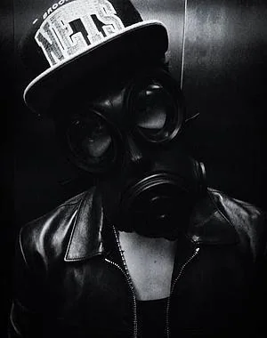Justin Bieber pasea por Londres con una máscara de gas en la cara 