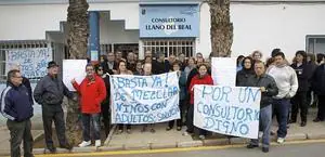 Cien vecinos de El Llano protestan por el mal estado del consultorio médico