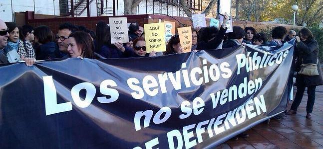 Promotores y orientadores laborales del SEF protestan por 16 despidos