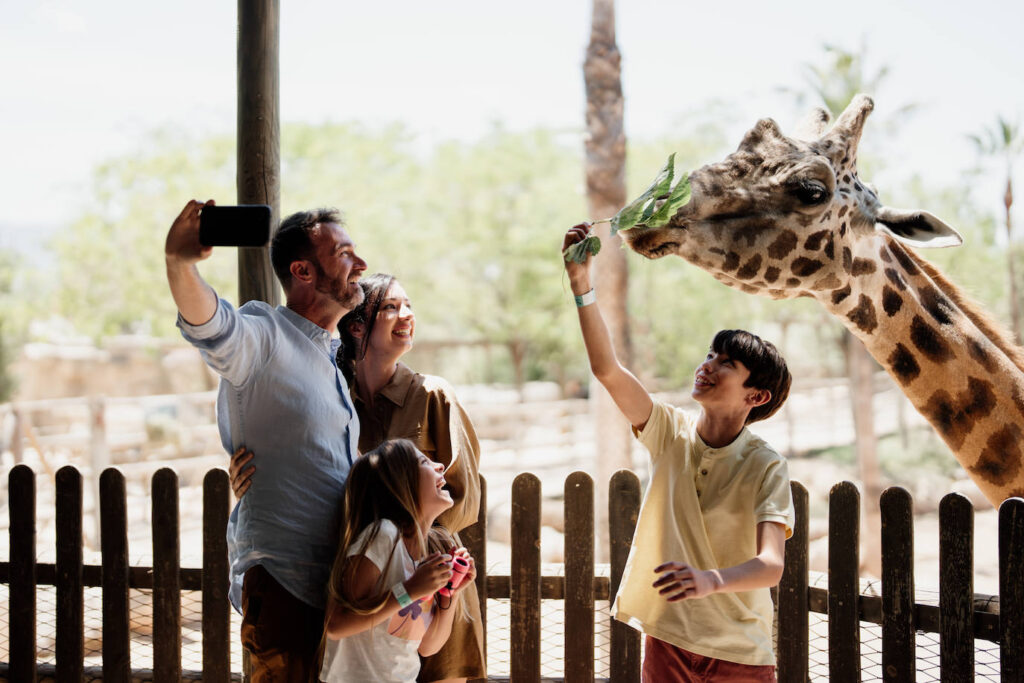 Una familia disfrutando de su visita a Terra Natura