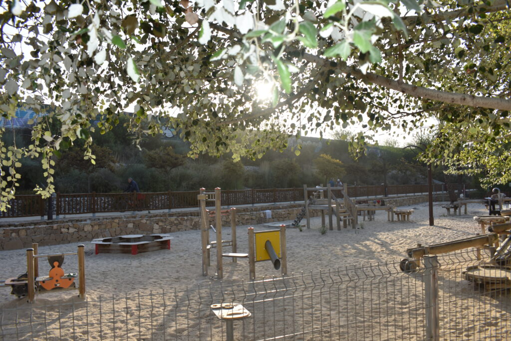 Zona de juegos infantil en el Jardín de las Cuatro Piedras.