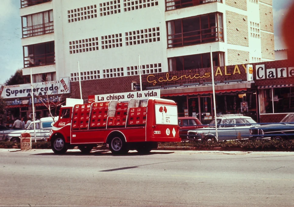 Camión de Coca-Cola con el eslogan La chispa de la vida