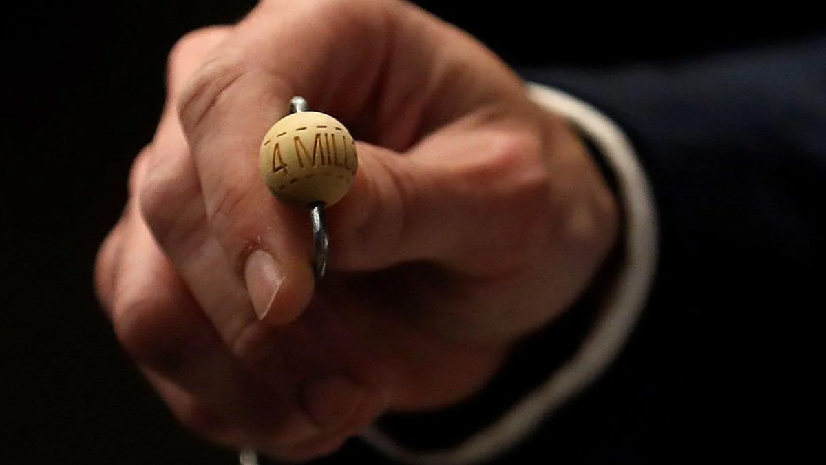 La bola del Gordo de la Lotera de Navidad. EFE