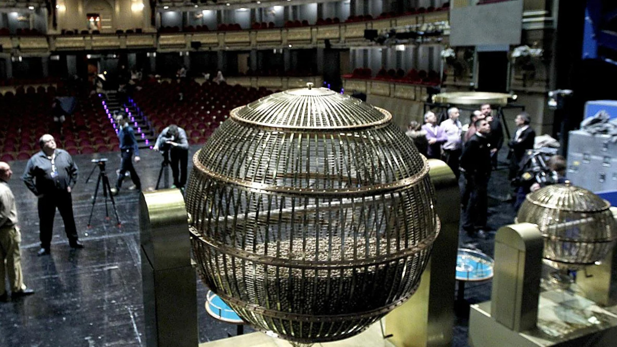 Los bombos preparados para el sorteo en el Teatro Real de Madrid. EFE