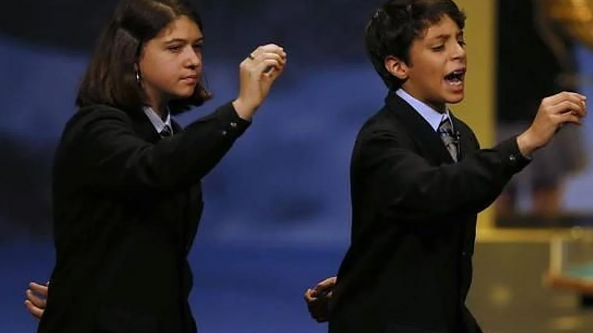 Niños de San Ildefonso cantan un premio en el sorteo de la Lotería de Navidad. EFE